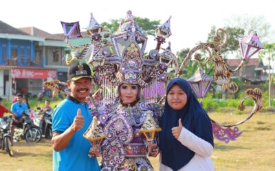 Kepala Desa Mandong foto bersama dengan peserta karnaval