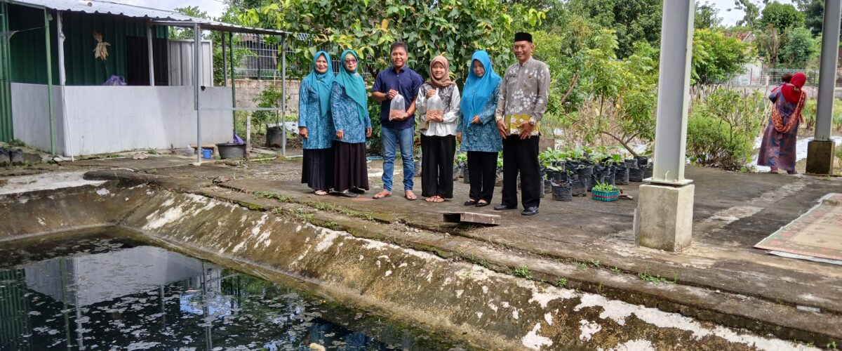 Foto bareng Catin, Kepala Desa dan TP PKK Desa Mandong