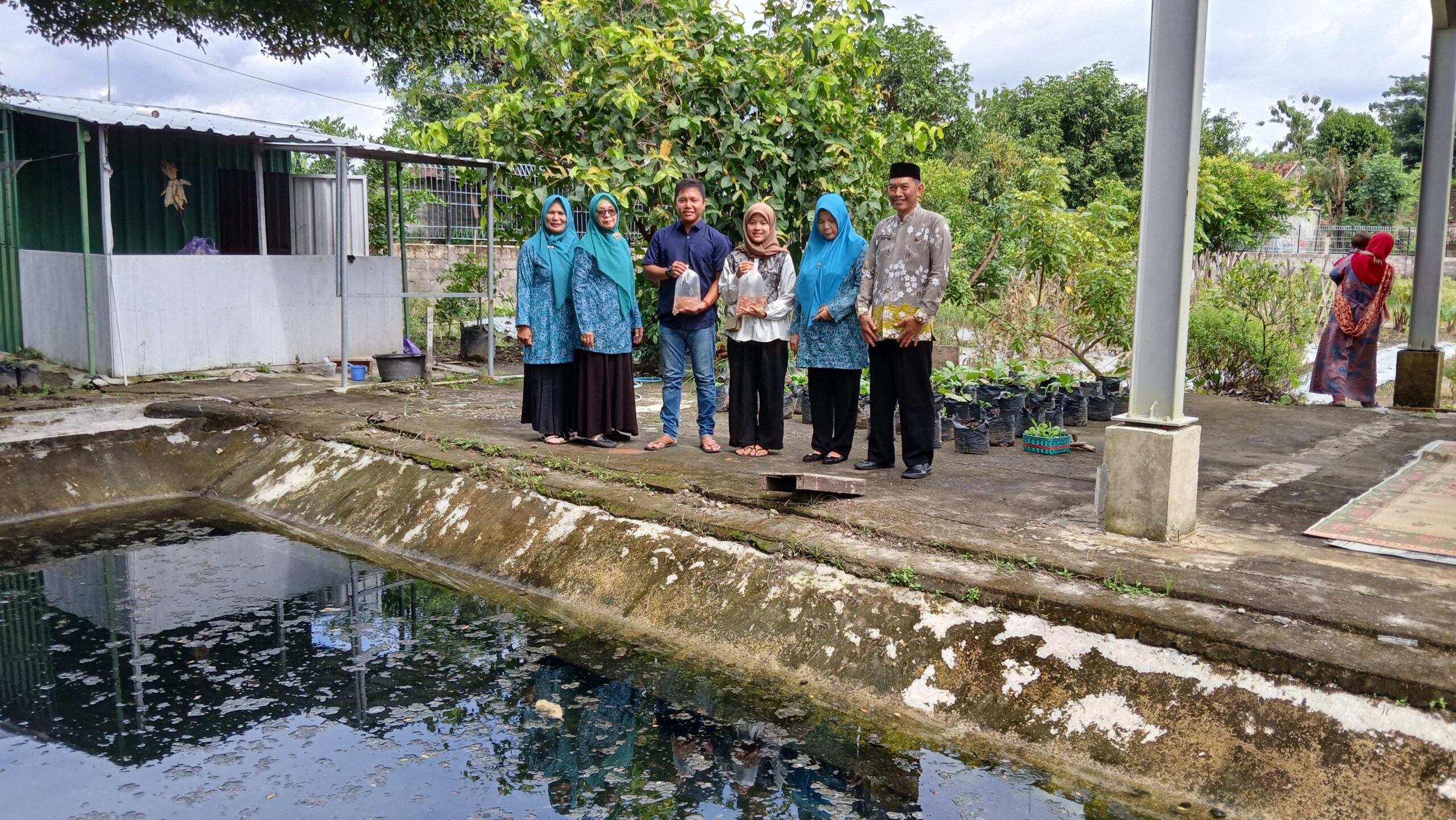 Foto bareng Catin, Kepala Desa dan TP PKK Desa Mandong